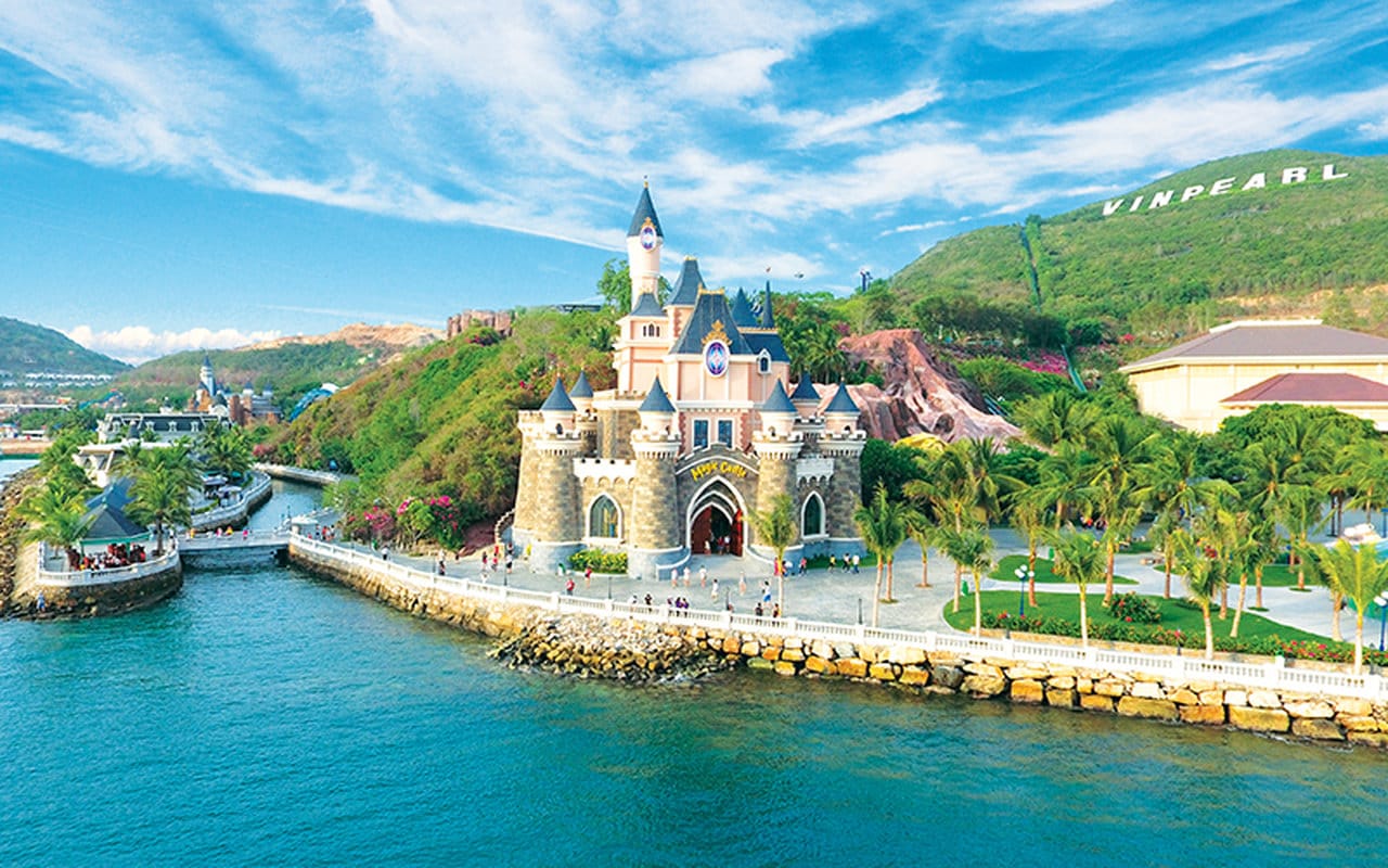 Toàn cảnh VinWonders Nha Trang với các khu trò chơi và cáp treo vượt biển nhìn từ trên cao